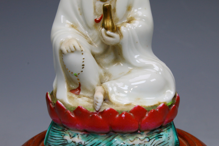 古玩陶瓷民國時(shí)期·粉彩白釉風(fēng)帽觀音坐蓮花臺(tái)造像真品鑒賞圖