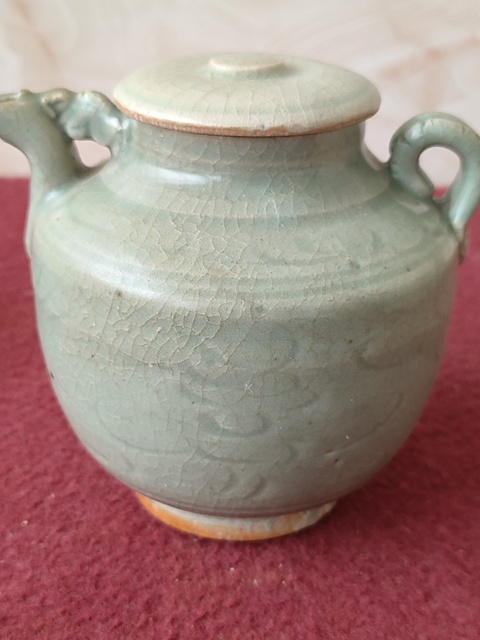 古玩陶瓷龍泉青瓷刻花執(zhí)壺拍賣，當(dāng)前價(jià)格8600元