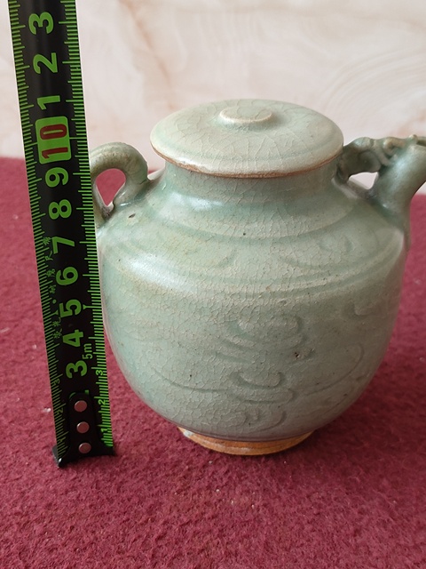 古玩陶瓷龍泉青瓷刻花執(zhí)壺拍賣，當(dāng)前價(jià)格8600元