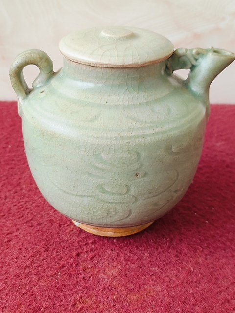 古玩陶瓷龍泉青瓷刻花執(zhí)壺拍賣，當(dāng)前價(jià)格8600元