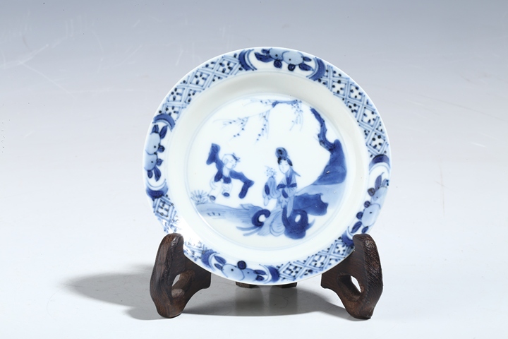 古玩陶瓷康熙·青花仕女嬰戲紋折沿小盤拍賣，當前價格1400元