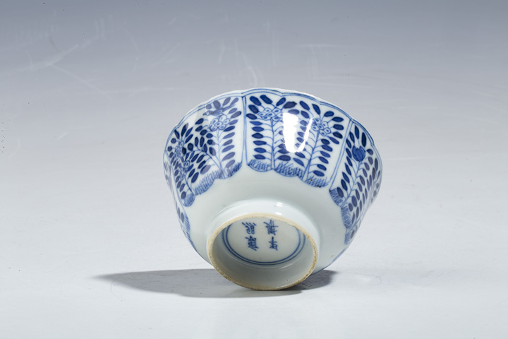 古玩陶瓷清光緒·青花洞石花鳥紋花口杯碟真品鑒賞圖
