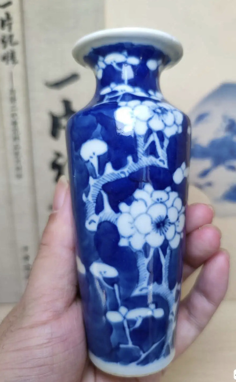 古玩陶瓷晚清青花留白冰梅紋撇口瓶拍賣,當前價格700元