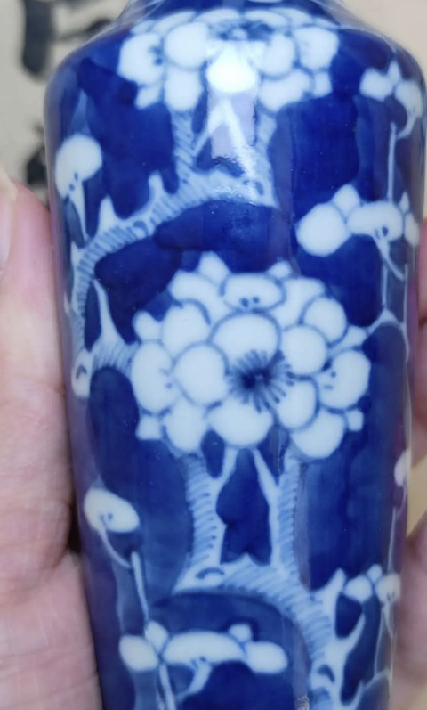 古玩陶瓷晚清青花留白冰梅紋撇口瓶拍賣,當前價格700元