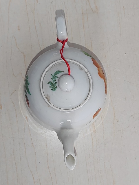 古玩陶瓷花卉紋執(zhí)壺拍賣，當(dāng)前價格300元