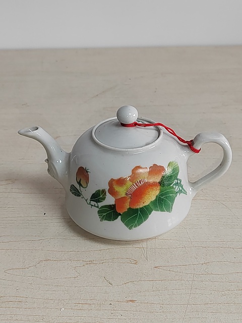 古玩陶瓷花卉紋執(zhí)壺拍賣，當(dāng)前價格300元