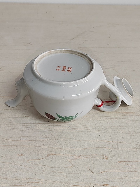 古玩陶瓷花卉紋執(zhí)壺拍賣，當(dāng)前價格300元