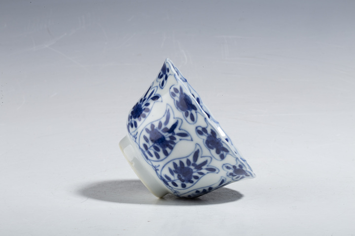 古玩陶瓷清光緒·青花花卉紋花口杯碟一套
拍賣，當前價格0元