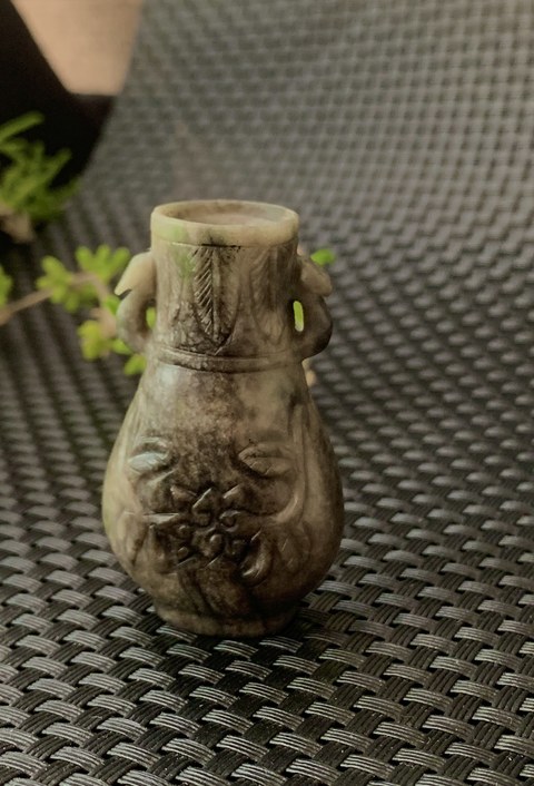 古玩玉器清代翡翠雕“花卉紋瓶”拍賣,當前價格18000元