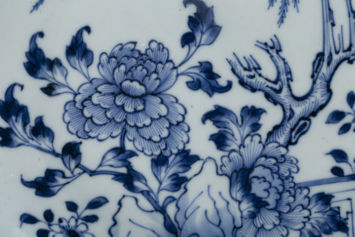 古玩陶瓷清乾隆·青花柳樹牡丹紋盤拍賣，當前價格5000元