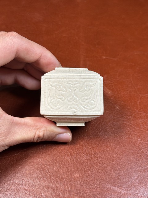 古玩陶瓷乾隆 煨瓷仿定窯暗刻饕餮紋四方水盂拍賣,當前價格14800元