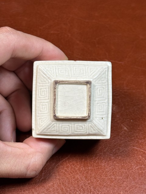 古玩陶瓷乾隆 煨瓷仿定窯暗刻饕餮紋四方水盂拍賣,當前價格14800元