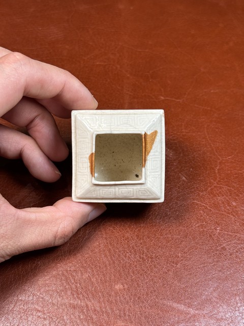 古玩陶瓷乾隆 煨瓷仿定窯暗刻饕餮紋四方水盂拍賣,當前價格14800元