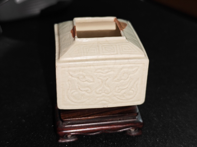 古玩陶瓷乾隆 煨瓷仿定窯暗刻饕餮紋四方水盂拍賣,當前價格14800元
