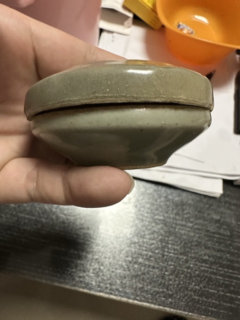 古玩陶瓷精品元代龍泉青瓷模印花卉紋蓋盒拍賣，當前價格2998元