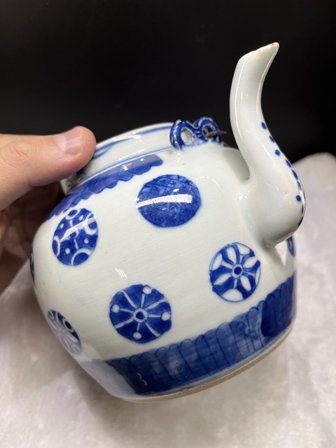 古玩陶瓷青花皮球花卉紋提梁壺拍賣，當前價格3800元