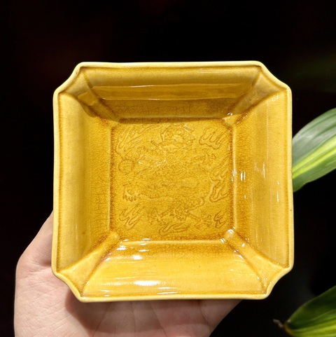 古玩陶瓷晚清·黃釉龍紋倭角小碟拍賣,當前價格1100元