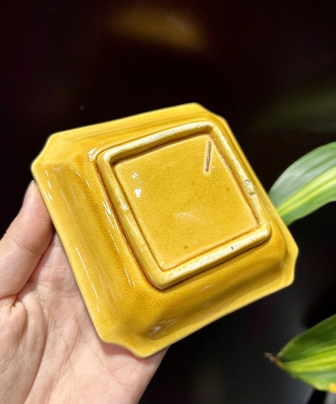 古玩陶瓷晚清·黃釉龍紋倭角小碟拍賣,當前價格1100元