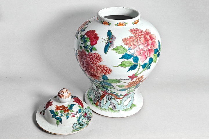 古玩陶瓷清晚期·粉彩洞石蝶戀花紋將軍罐拍賣，當前價格9135元