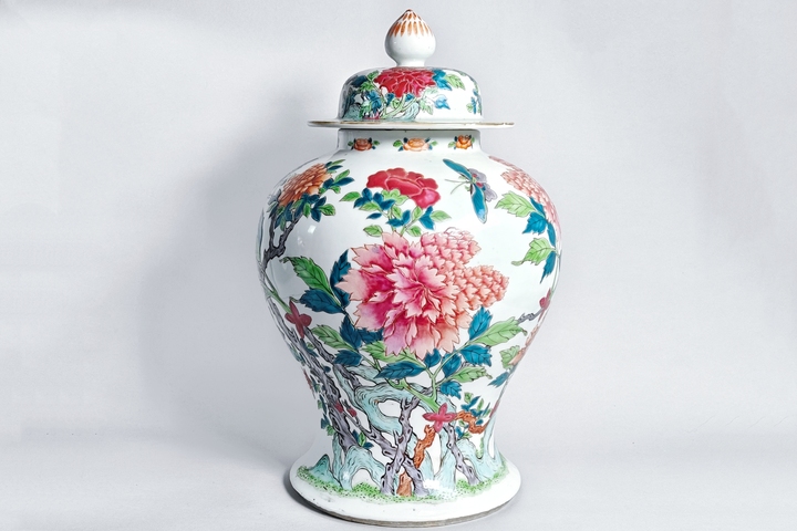 古玩陶瓷清晚期·粉彩洞石蝶戀花紋將軍罐拍賣，當前價格9135元