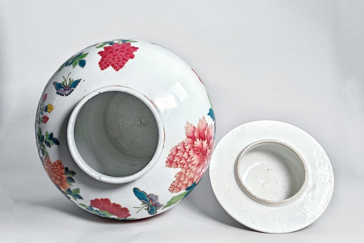 古玩陶瓷清晚期·粉彩洞石蝶戀花紋將軍罐拍賣，當前價格9135元