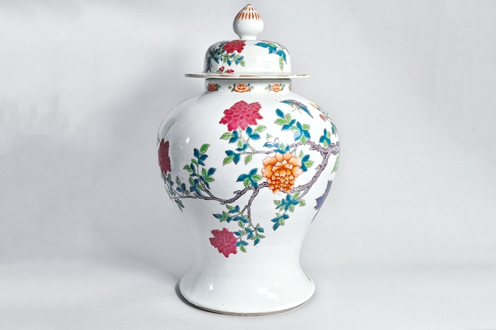 古玩陶瓷清晚期·粉彩洞石蝶戀花紋將軍罐拍賣，當前價格9135元