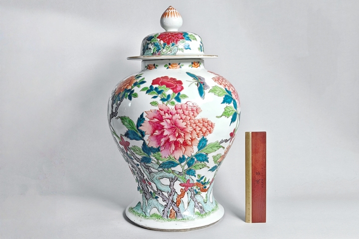 古玩陶瓷清晚期·粉彩洞石蝶戀花紋將軍罐拍賣，當前價格9135元