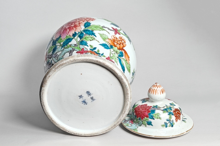 古玩陶瓷清晚期·粉彩洞石蝶戀花紋將軍罐拍賣，當前價格9135元