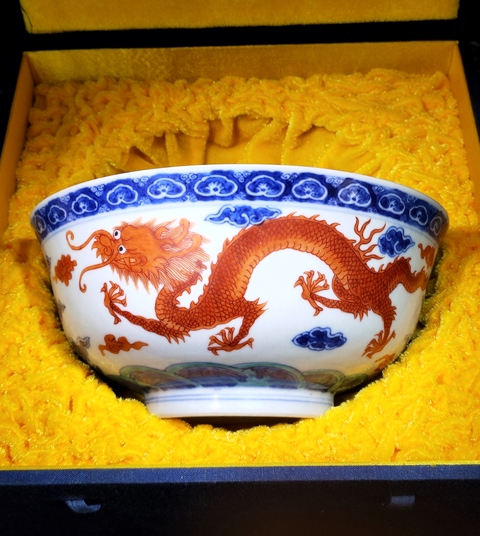 古玩陶瓷聯(lián)系客服【國慶放漏稀有精品】青花礬紅云龍趕珠紋墩式碗拍賣，當(dāng)前價(jià)格138000元