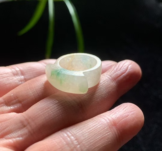 古玩玉器清代翡翠雕“素紋戒指”拍賣,當前價格2800元