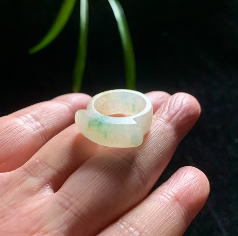 古玩玉器清代翡翠雕“素紋戒指”拍賣,當前價格2800元