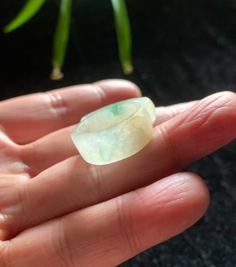 古玩玉器清代翡翠雕“素紋戒指”拍賣,當前價格2800元