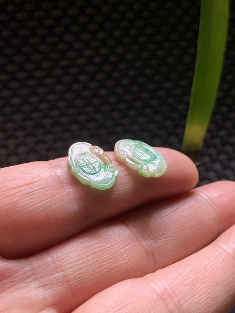 古玩玉器清代天然翡翠雕“如意”花片拍賣，當前價格9000元