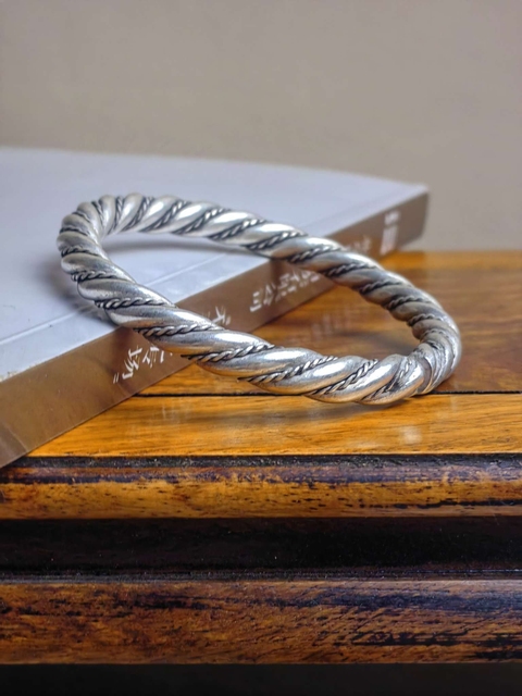 古玩雜項絞絲麻花型銀手鐲拍賣,當前價格999元
