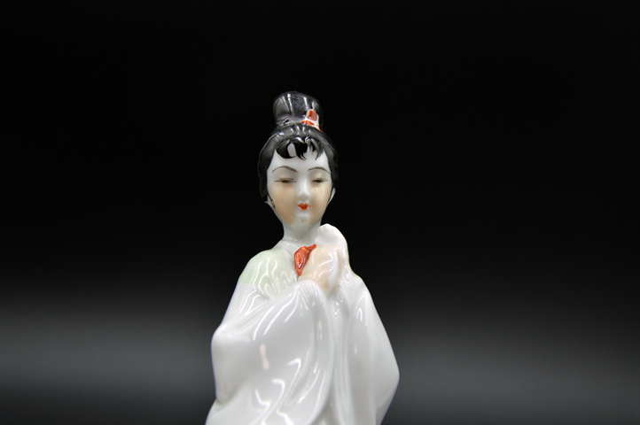 古玩陶瓷【楊玉芳】仕女人物塑像拍賣，當前價格1958元