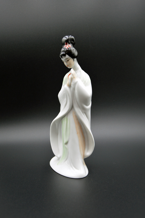 古玩陶瓷【楊玉芳】仕女人物塑像拍賣，當前價格1958元