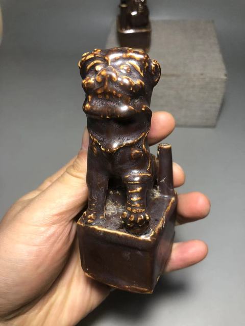 古玩陶瓷明,紫金釉獅子香插一對(duì)拍賣,當(dāng)前價(jià)格1200元