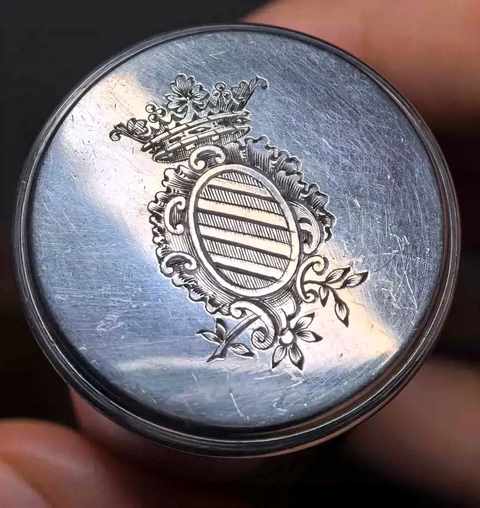 古玩雜項十九世紀葡***爵定制銀盒(帶紋章和名匠印記)拍賣,當前價格1680元
