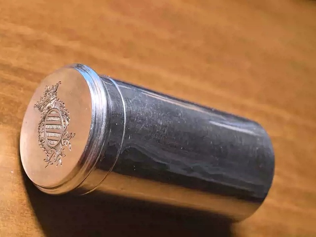 古玩雜項十九世紀葡***爵定制銀盒(帶紋章和名匠印記)拍賣,當前價格1680元