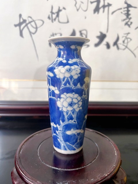 古玩陶瓷晚清青花留白冰梅紋撇口瓶拍賣,當前價格700元
