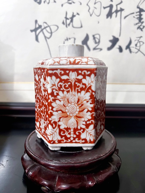 古玩陶瓷清中期礬紅花卉紋茶葉罐拍賣,當(dāng)前價(jià)格1800元