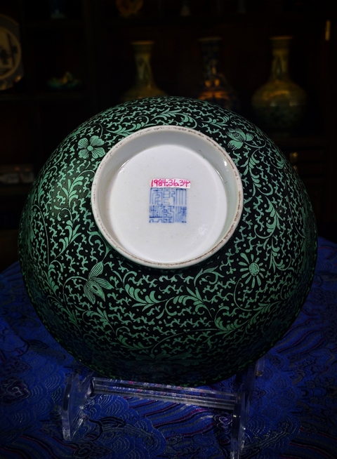古玩陶瓷【乾隆名貴名品官窯樣式2025】墨地綠彩纏枝牡丹花卉紋碗拍賣,當前價格36800元