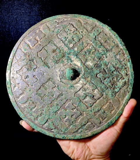 古玩銅器唐·四棱柿子葉紋鏡拍賣,當(dāng)前價(jià)格15000元