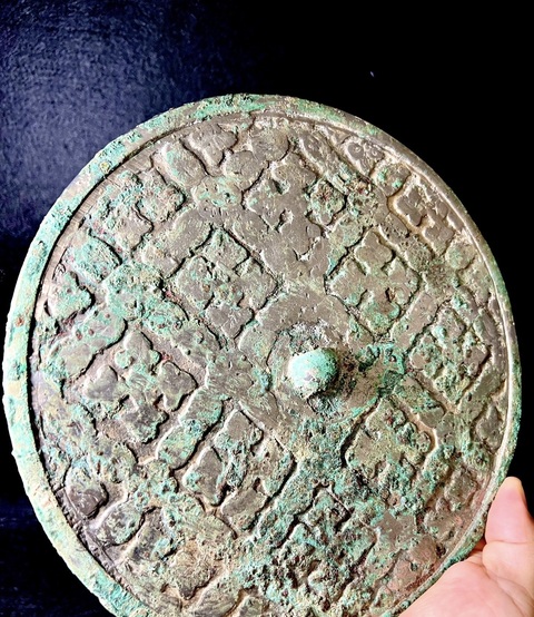 古玩銅器唐·四棱柿子葉紋鏡拍賣,當(dāng)前價(jià)格15000元