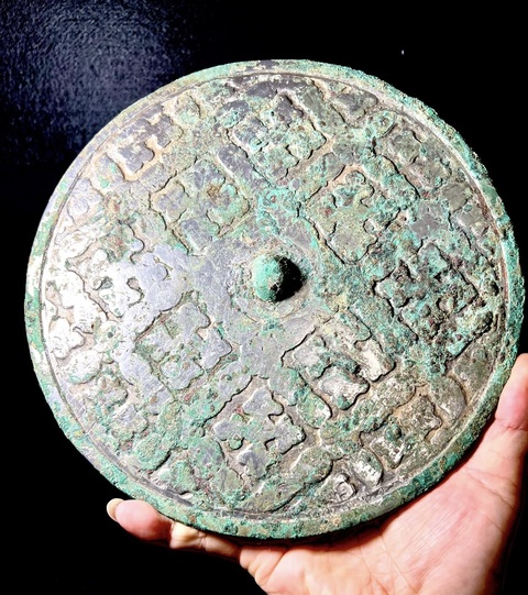 古玩銅器唐·四棱柿子葉紋鏡拍賣,當(dāng)前價(jià)格15000元