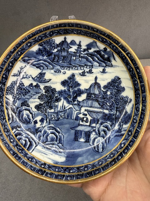 古玩陶瓷樓臺亭閣山水紋青花盤杯拍賣，當前價格1800元