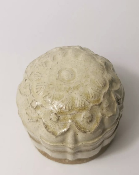 古玩陶瓷唐宋·蓮花印紋蓋盒拍賣,當前價格20000元