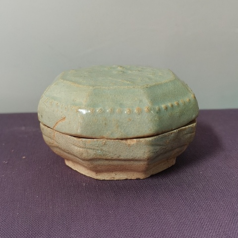 古玩陶瓷宋代青白釉花卉紋八方粉盒拍賣,當前價格1700元