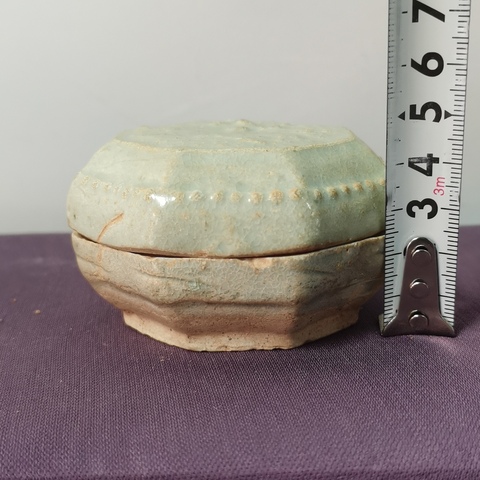 古玩陶瓷宋代青白釉花卉紋八方粉盒拍賣,當前價格1700元