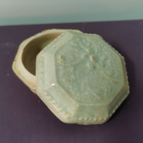 古玩陶瓷宋代青白釉花卉紋八方粉盒拍賣,當前價格1700元